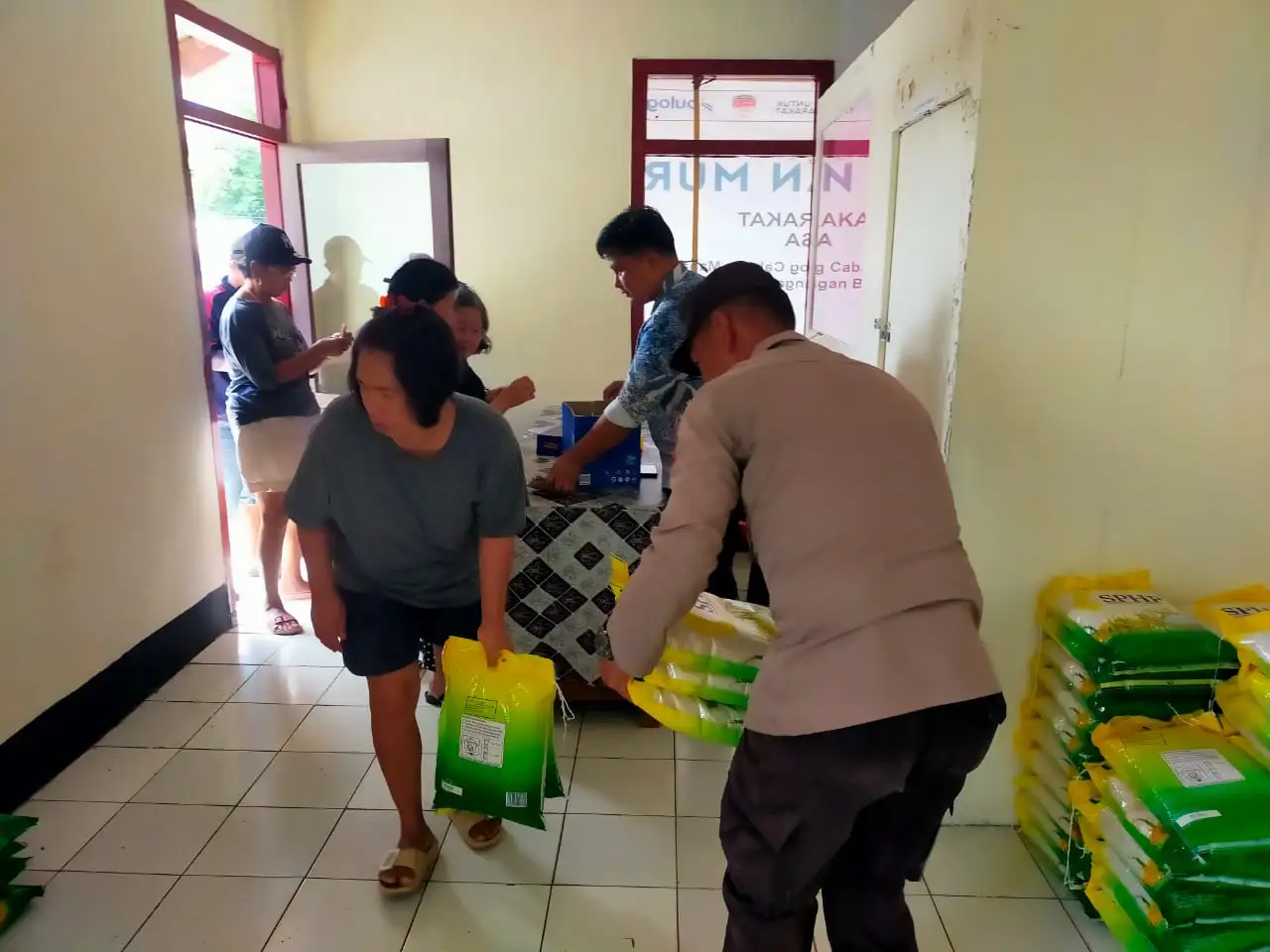 Polsek Kawangkoan Gelar Gerakan Pangan Murah, 2.000 Kg Beras SPHP Ludes Terjual